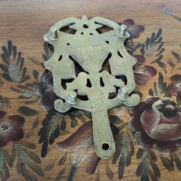 Vintage Wilton birds and hearts brass trivet - Picture 5 of 6